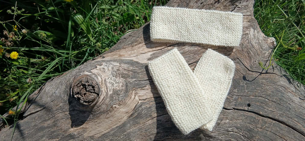 Kit bandeau et mitaines sans doigts tricotés main blanc naturel, point mousse, 80% acrylique 20% laine, pièce unique artisanale fait main en France, MALOU au Fil des Saisons