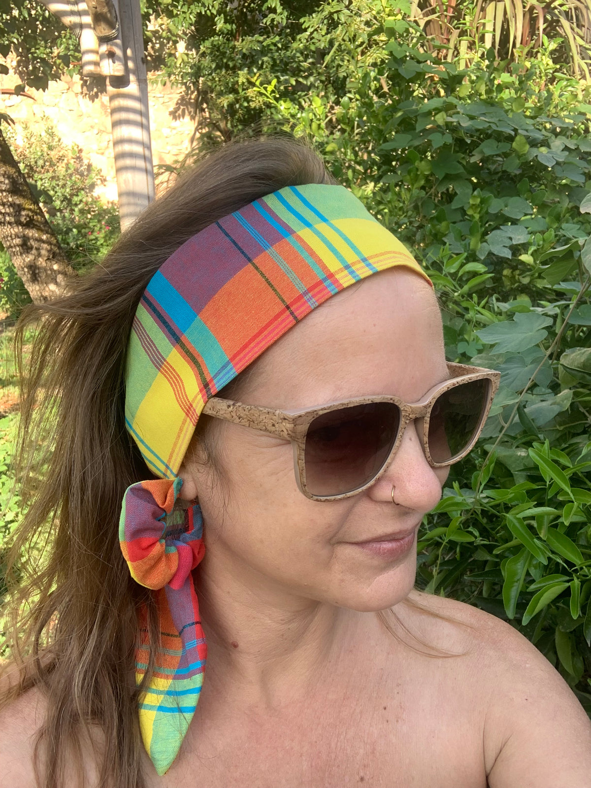 Bandeau en tissu madras 100% coton multicolore jaune orange vert et bleu, accessoire cheveux artisanal fait main en France, MALOU au Fil des Saisons