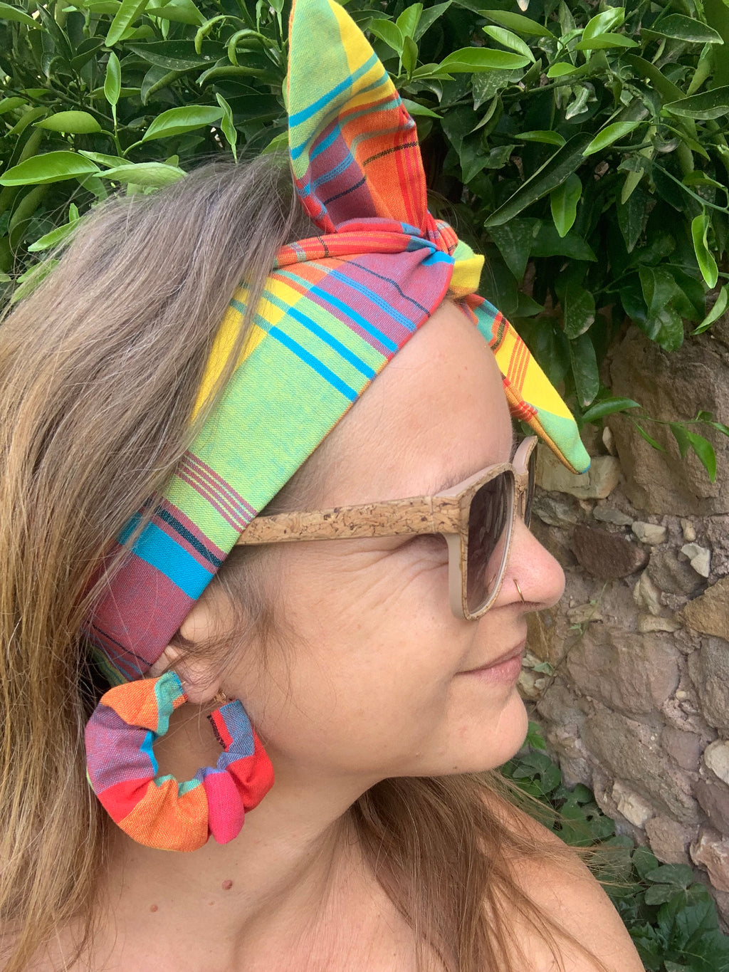Bandeau en tissu madras 100% coton multicolore jaune orange vert et bleu, accessoire cheveux artisanal fait main en France, MALOU au Fil des Saisons