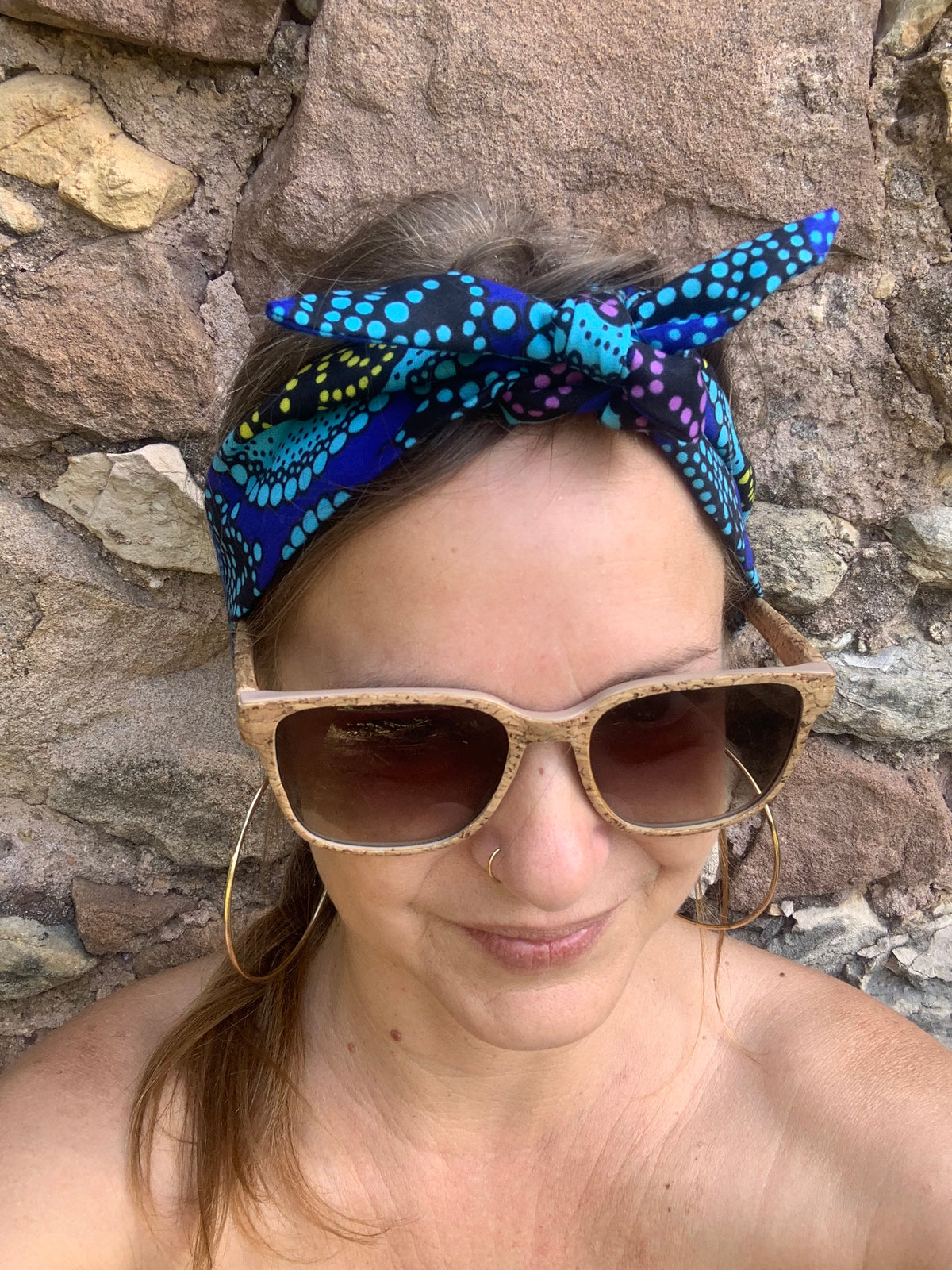 Bandeau en wax motif pointillés bleu électrique turquoise jaune et violet, tissu wax coloré accessoire cheveux fait main en France, MALOU au Fil des Saisons
