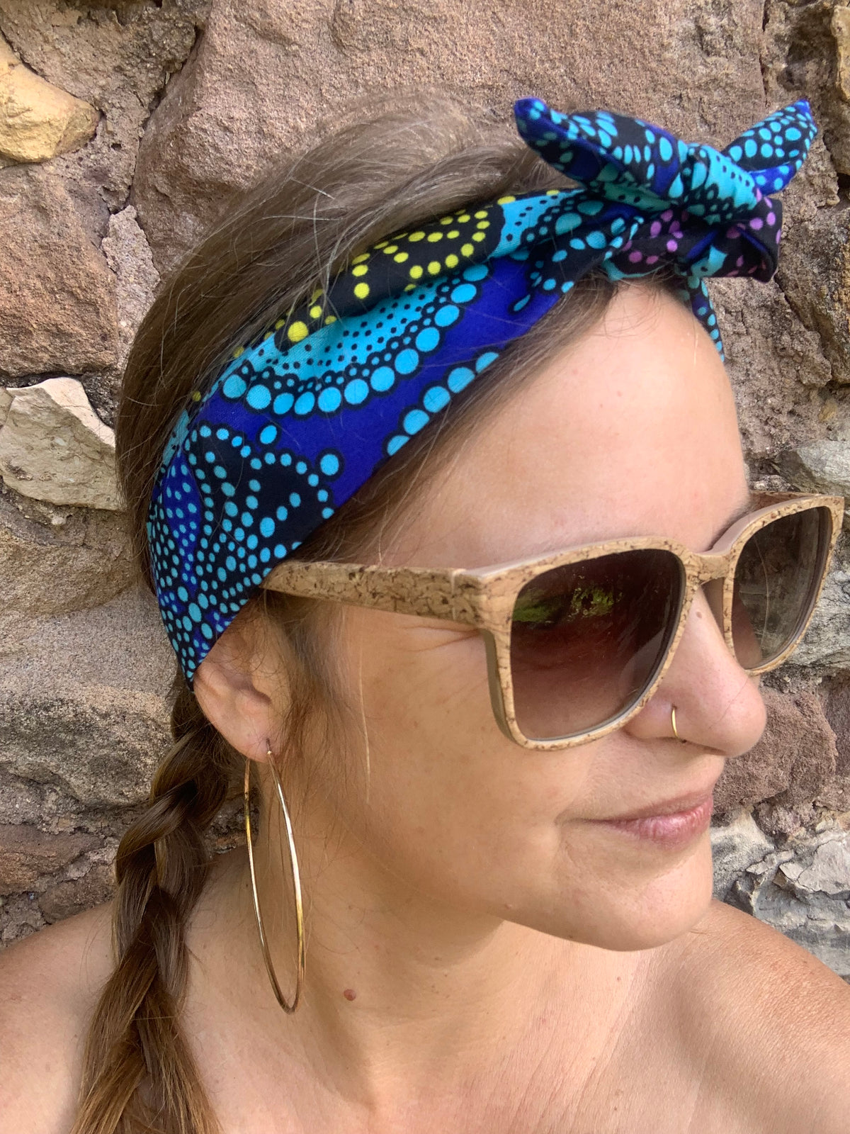Bandeau en wax motif pointillés bleu électrique turquoise jaune et violet, tissu wax coloré accessoire cheveux fait main en France, MALOU au Fil des Saisons