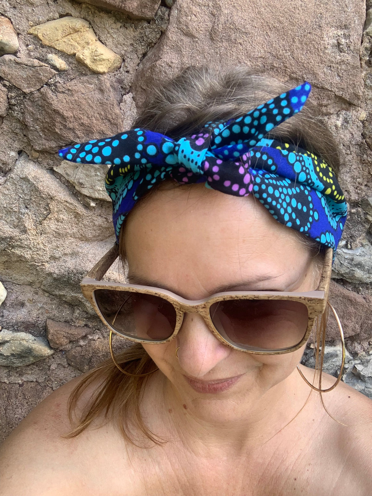 Bandeau en wax motif pointillés bleu électrique turquoise jaune et violet, tissu wax coloré accessoire cheveux fait main en France, MALOU au Fil des Saisons