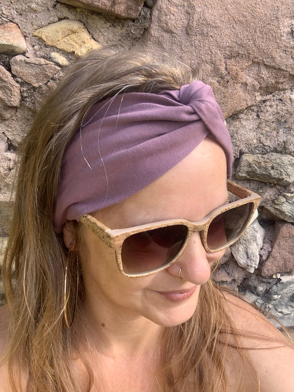 Bandeau cheveux L'Original mauve foncé en maille jersey coton bio GOTS, noué à plat sur une souche en bois, série limitée fait main en France, MALOU au Fil des Saisons