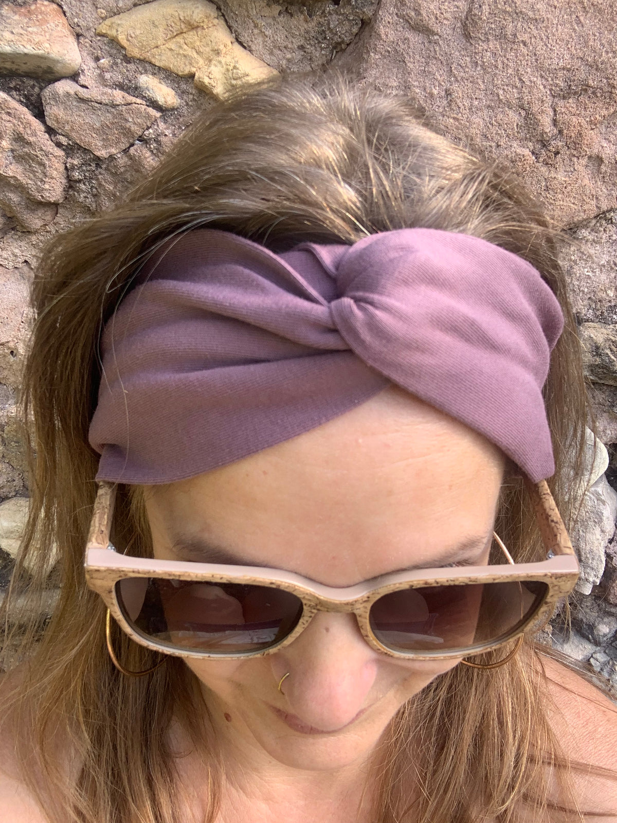 Bandeau cheveux L'Original mauve foncé en maille jersey coton bio GOTS, noué à plat sur une souche en bois, série limitée fait main en France, MALOU au Fil des Saisons