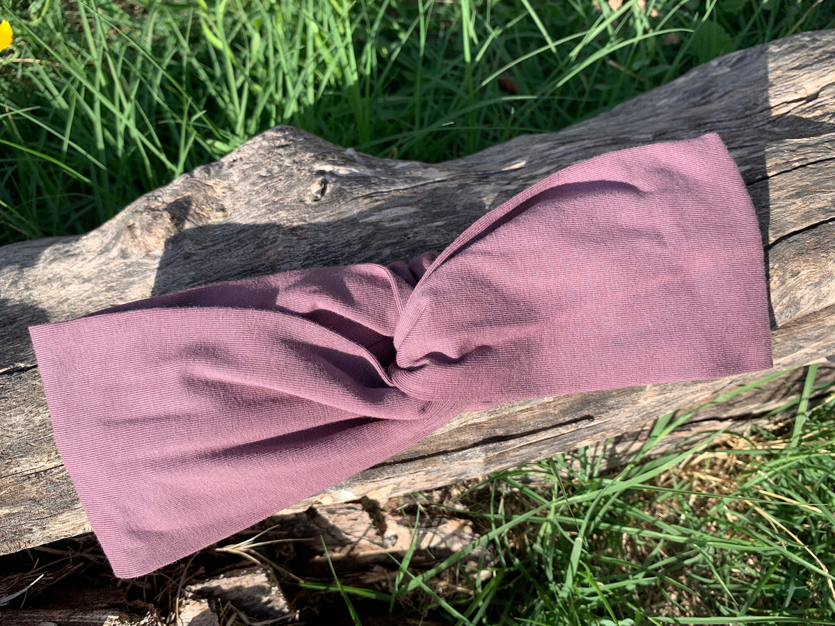 Bandeau cheveux L'Original mauve foncé en maille jersey coton bio GOTS, noué à plat sur une souche en bois, série limitée fait main en France, MALOU au Fil des Saisons