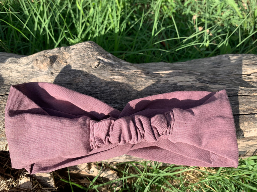 Bandeau cheveux L'Original mauve foncé en maille jersey coton bio GOTS, noué à plat sur une souche en bois, série limitée fait main en France, MALOU au Fil des Saisons