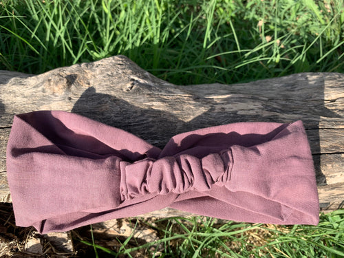 Bandeau cheveux L'Original mauve foncé en maille jersey coton bio GOTS, noué à plat sur une souche en bois, série limitée fait main en France, MALOU au Fil des Saisons