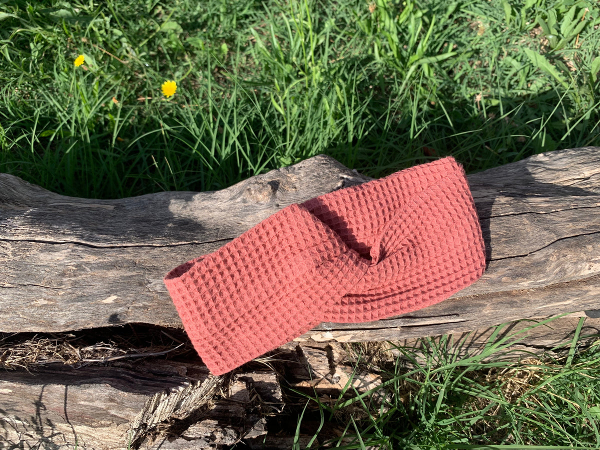 Bandeau L'Original éponge nid d'abeille 100% coton bio GOTS couleur terracotta corail noué en twist, accessoire cheveux artisanal fait main en France, MALOU au Fil des Saisons