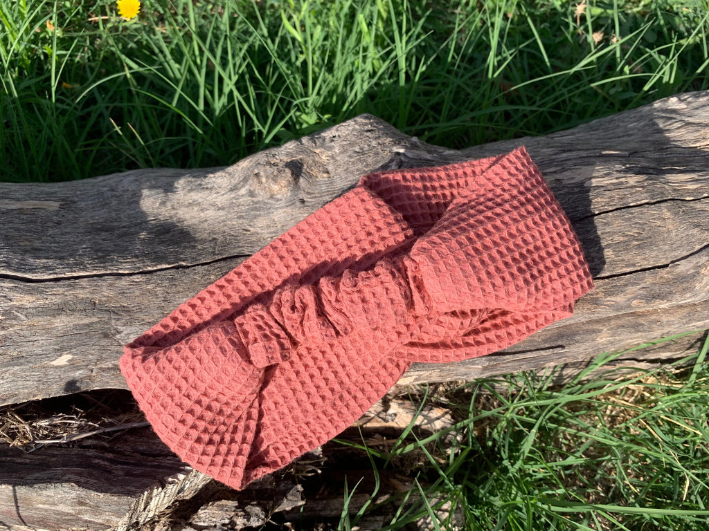 Bandeau L'Original éponge nid d'abeille 100% coton bio GOTS couleur terracotta corail noué en twist, accessoire cheveux artisanal fait main en France, MALOU au Fil des Saisons