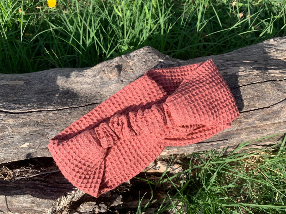 Bandeau L'Original éponge nid d'abeille 100% coton bio GOTS couleur terracotta corail noué en twist, accessoire cheveux artisanal fait main en France, MALOU au Fil des Saisons