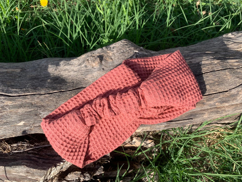 Bandeau L'Original éponge nid d'abeille 100% coton bio GOTS couleur terracotta corail noué en twist, accessoire cheveux artisanal fait main en France, MALOU au Fil des Saisons
