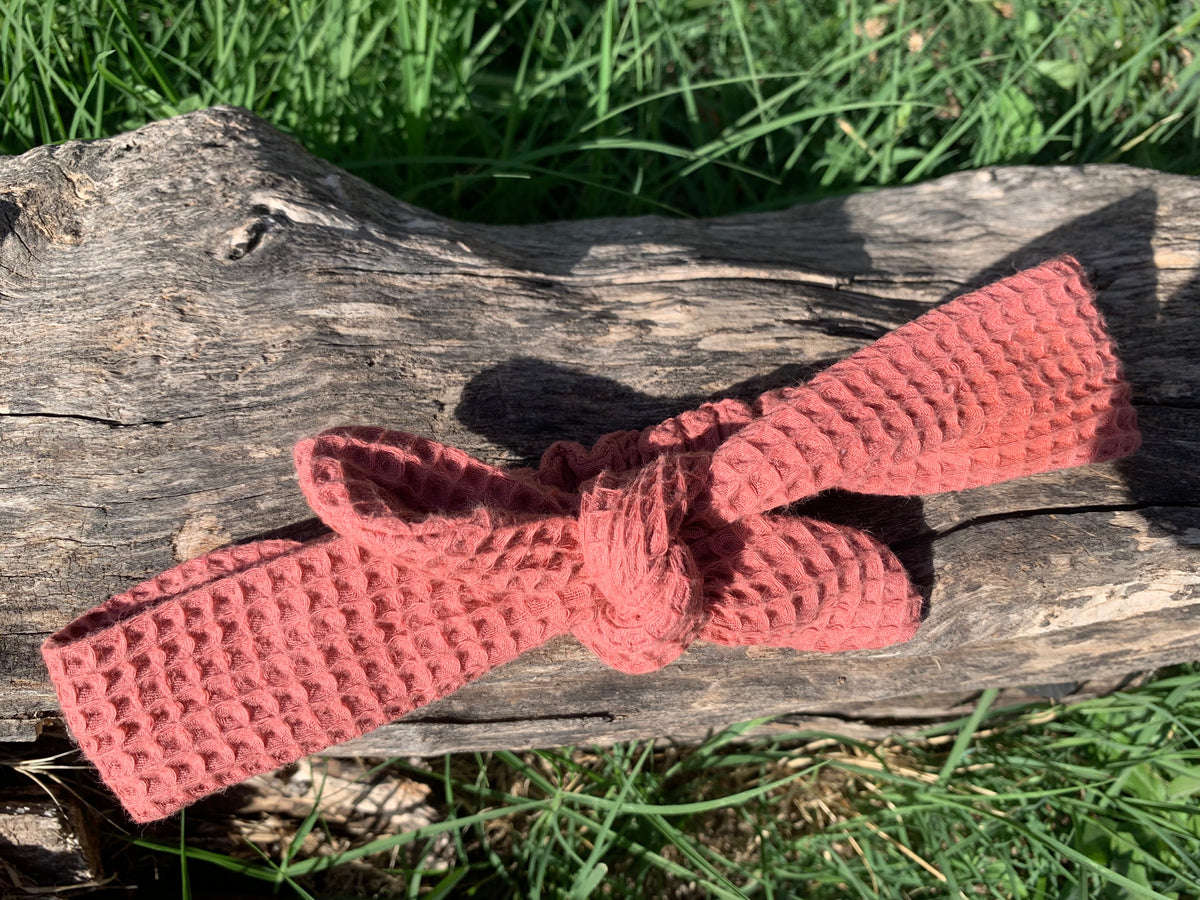 Bandeau Le Rétro nid d'abeille 100% coton bio GOTS couleur terracotta rosé, accessoire cheveux artisanal fait main en France, MALOU au Fil des Saisons