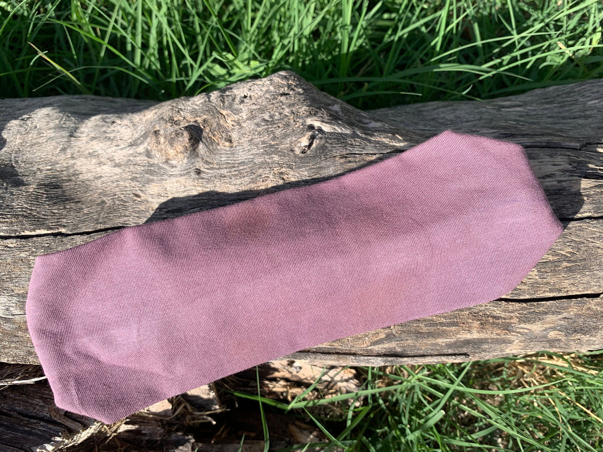 Bandeau cheveux Le Rétro mauve foncé déroulé, détail tissu jersey coton bio certifié GOTS, fabrication française en série limitée
