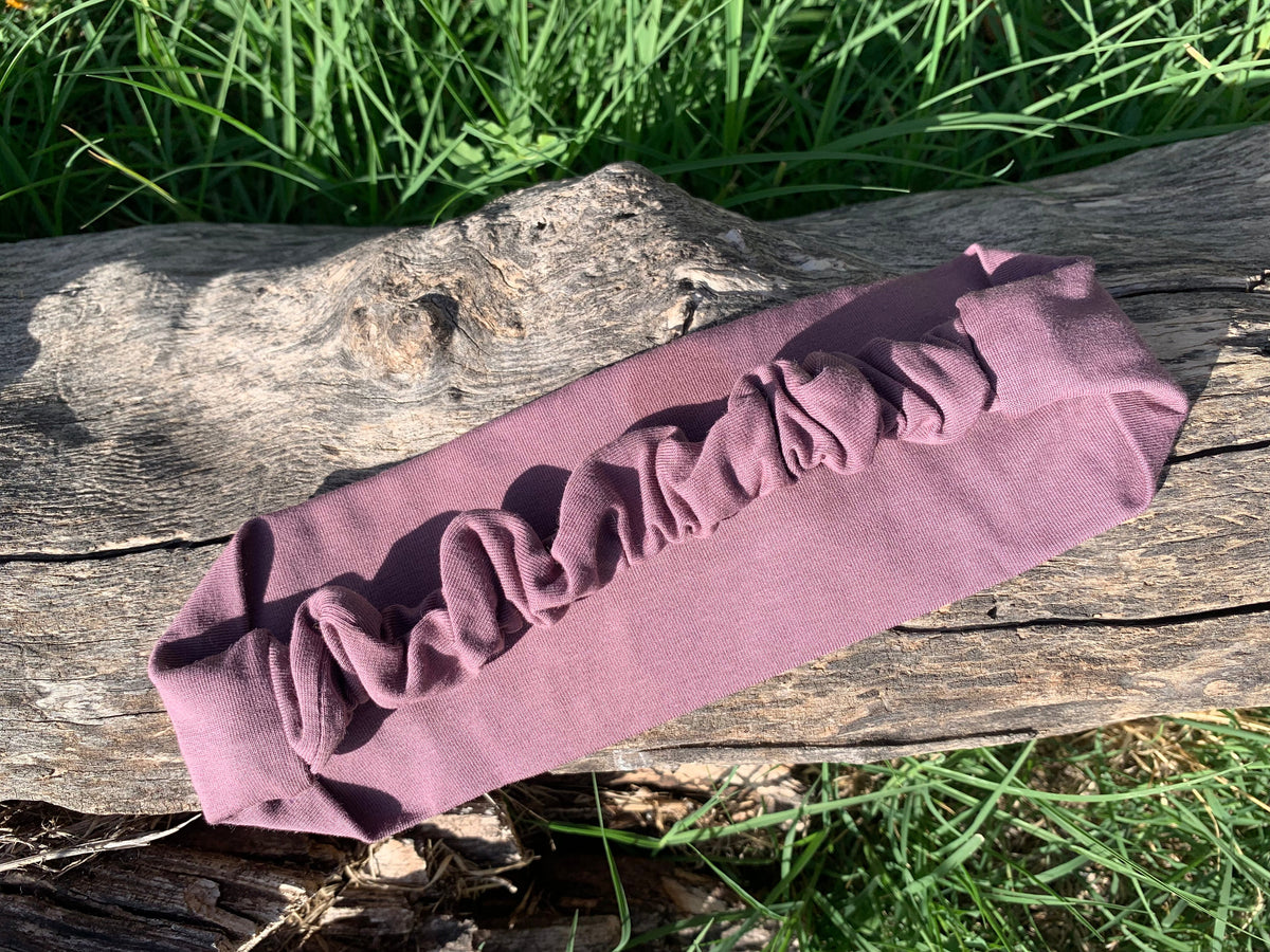 Bandeau cheveux Le Rétro mauve foncé déroulé, détail tissu jersey coton bio certifié GOTS, fabrication française en série limitée