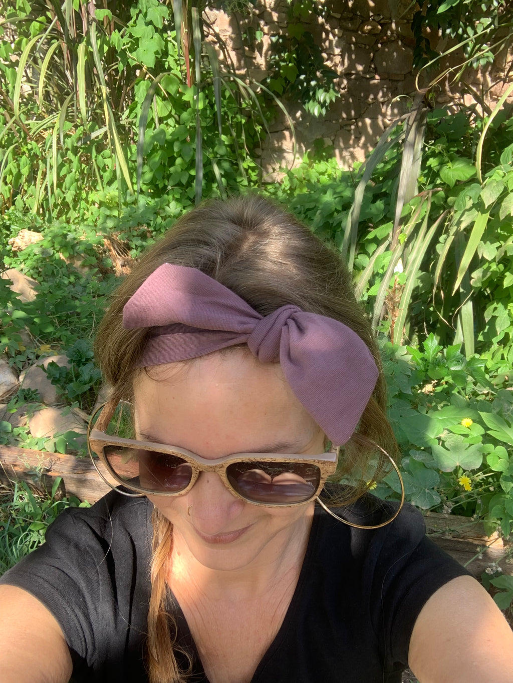 Bandeau cheveux Le Rétro mauve foncé déroulé, détail tissu jersey coton bio certifié GOTS, fabrication française en série limitée