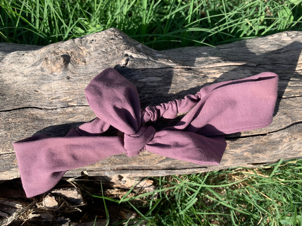 Bandeau cheveux Le Rétro mauve foncé déroulé, détail tissu jersey coton bio certifié GOTS, fabrication française en série limitée