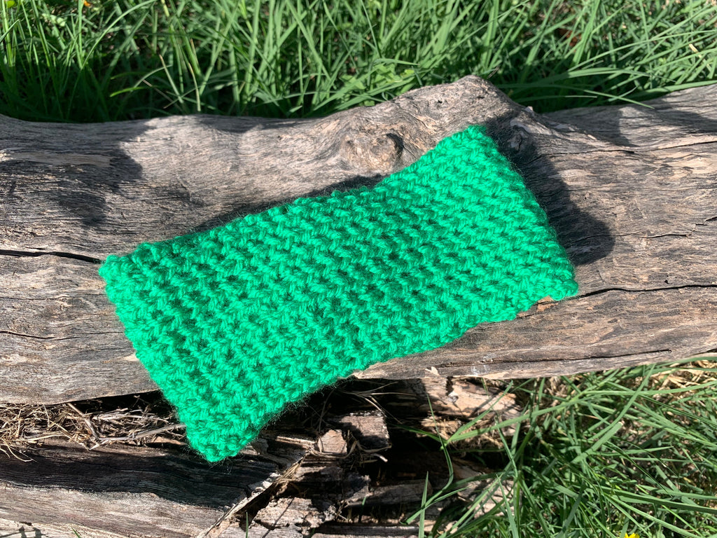 Bandeau tricoté main 100% acrylique couleur vert émeraude vif avec torsade centrale, accessoire cheveux artisanal fait main en France, MALOU au Fil des Saisons