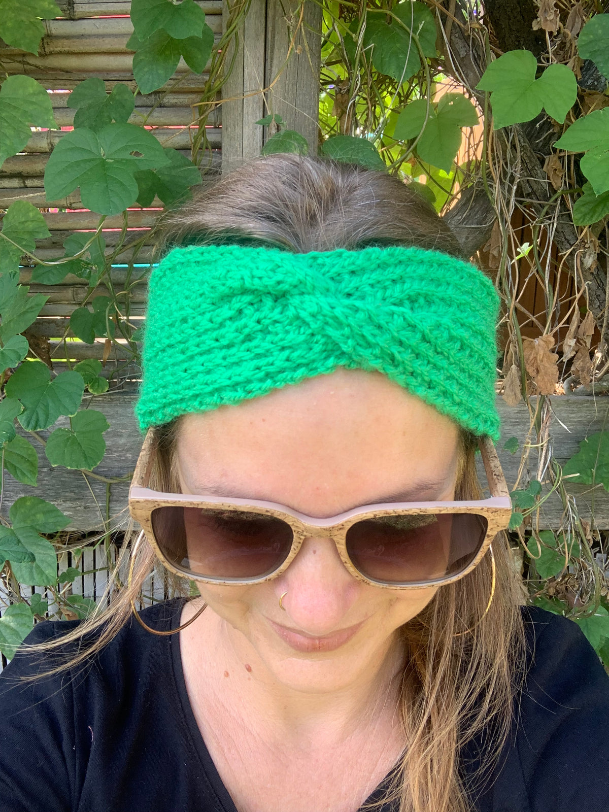 Bandeau tricoté main 100% acrylique couleur vert émeraude vif avec torsade centrale, accessoire cheveux artisanal fait main en France, MALOU au Fil des Saisons