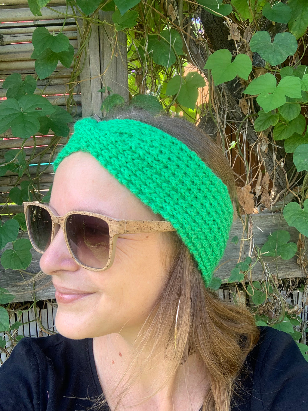 Bandeau tricoté main 100% acrylique couleur vert émeraude vif avec torsade centrale, accessoire cheveux artisanal fait main en France, MALOU au Fil des Saisons