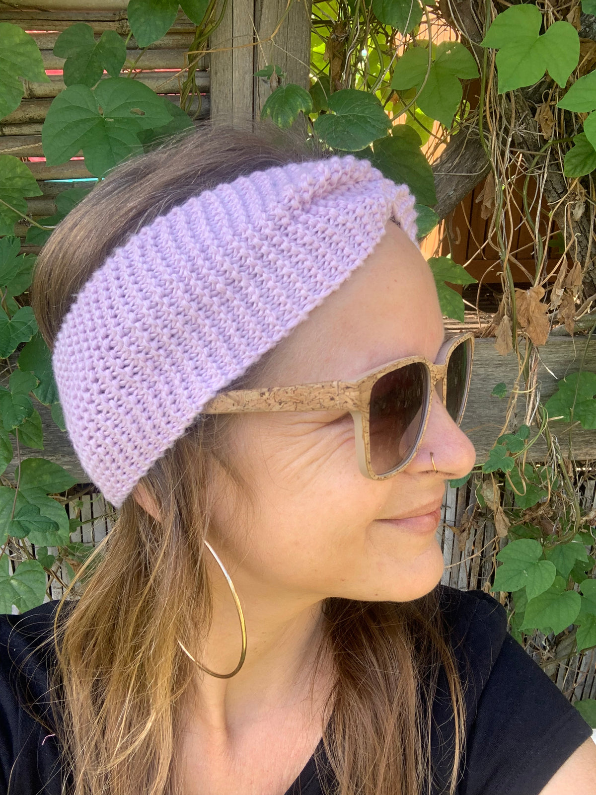 Bandeau tricoté main en 100% coton bio couleur rose parme lilas, point mousse, accessoires artisanaux fait main en France, MALOU au Fil des Saisons