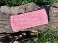 Bandeau tricoté main rose bonbon au point mousse porté sur cheveux châtains, vue de profil, laine et acrylique fait main en France, MALOU au Fil des Saisons