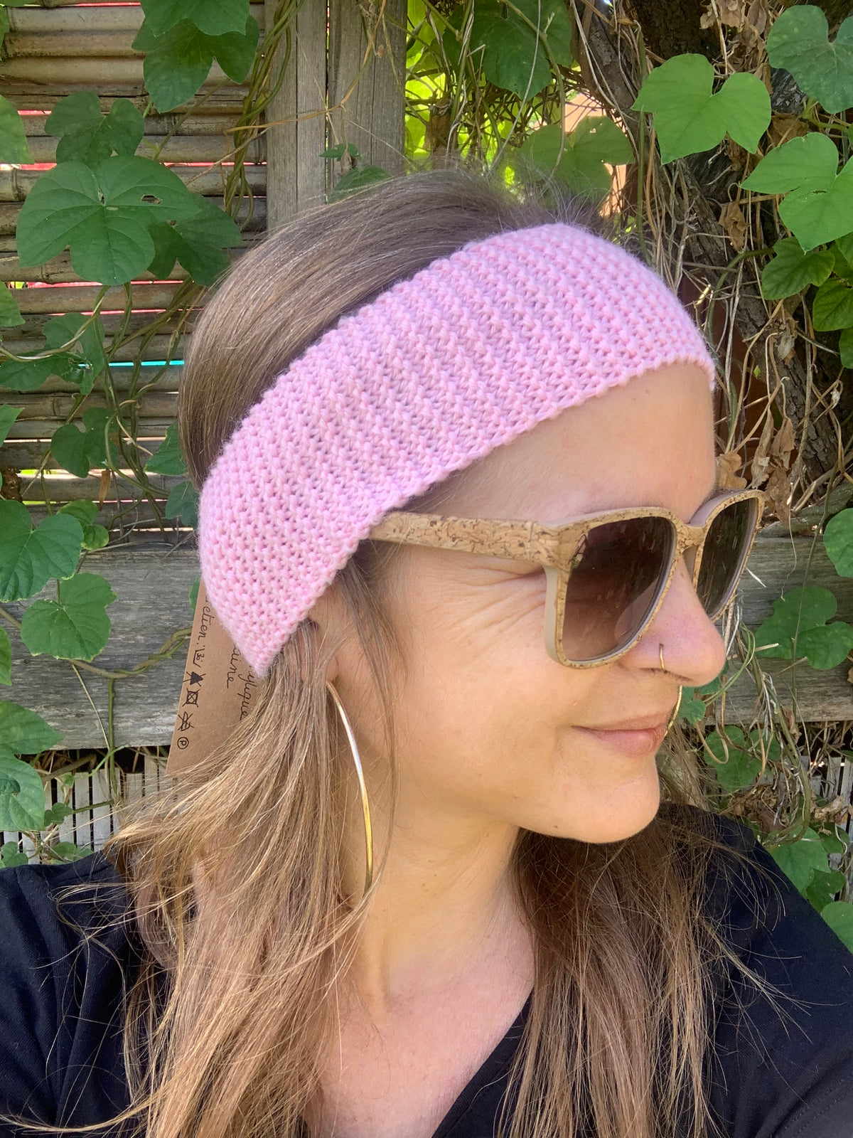 Bandeau tricoté main rose bonbon au point mousse porté sur cheveux châtains, vue de profil, laine et acrylique fait main en France, MALOU au Fil des Saisons