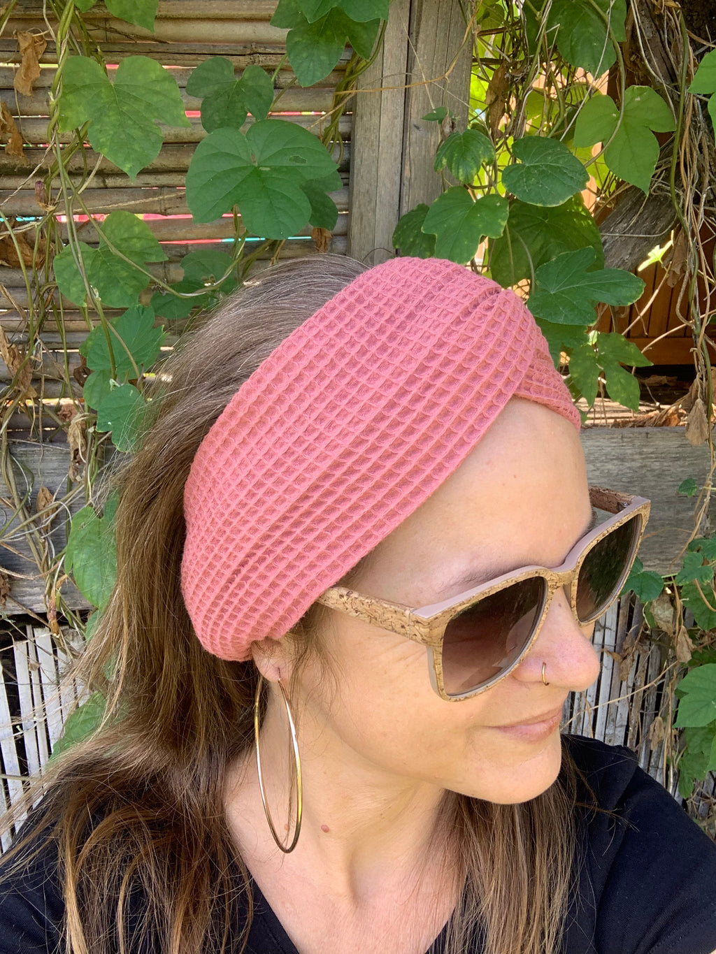 Bandeau L'Original éponge nid d'abeille 100% coton bio GOTS couleur terracotta corail noué en twist, accessoire cheveux artisanal fait main en France, MALOU au Fil des Saisons