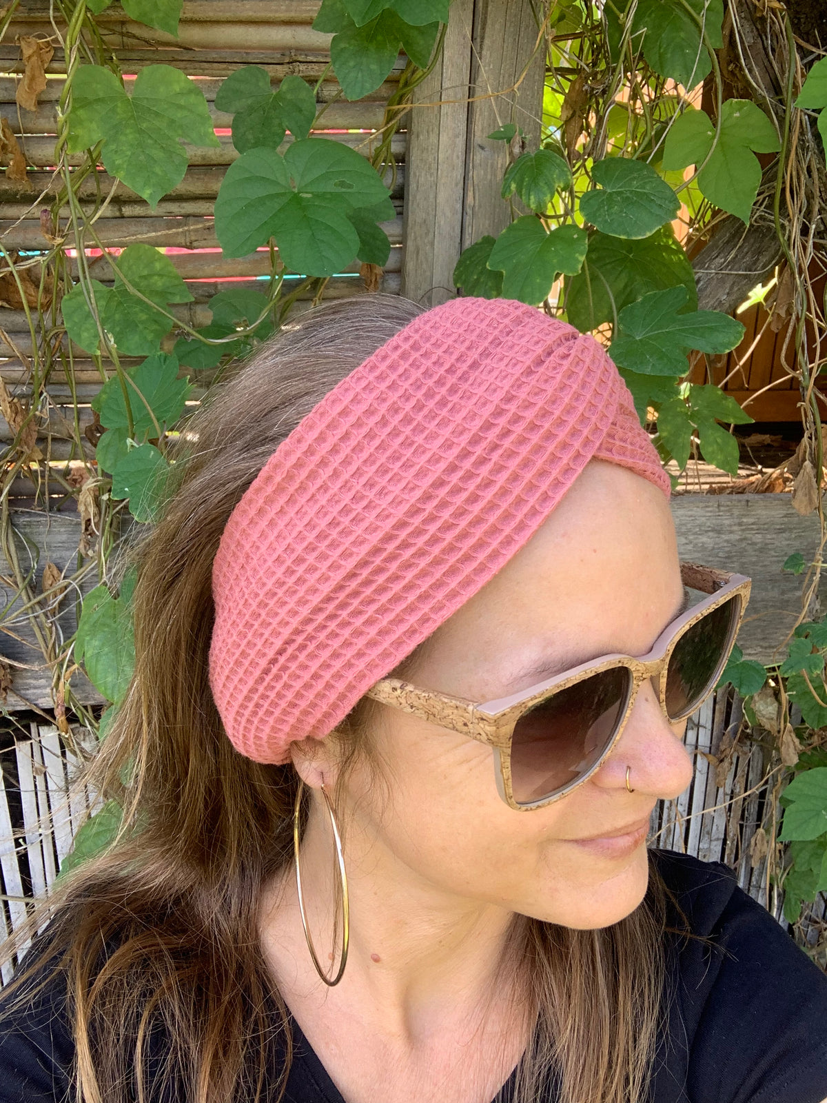Bandeau L'Original éponge nid d'abeille 100% coton bio GOTS couleur terracotta corail noué en twist, accessoire cheveux artisanal fait main en France, MALOU au Fil des Saisons