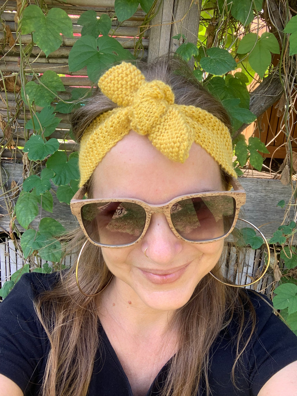 Bandeau tricoté main 70% laine vierge 30% viscose jaune moutarde doré; point mousse bien visible, accessoire cheveux artisanal fait main en France, MALOU au Fil des Saisons