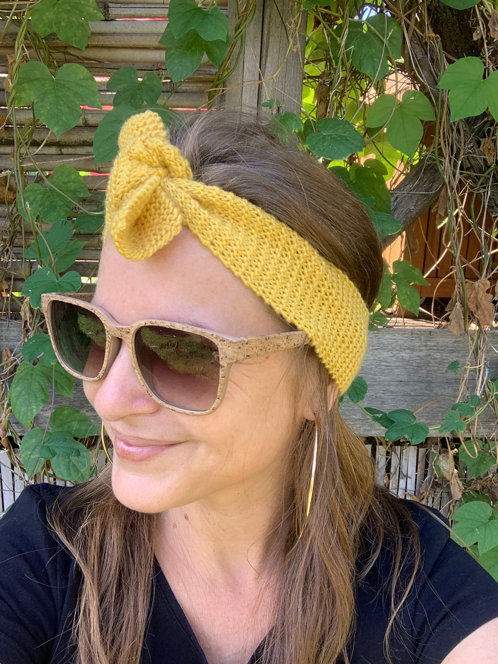 Bandeau tricoté main 70% laine vierge 30% viscose jaune moutarde doré; point mousse bien visible, accessoire cheveux artisanal fait main en France, MALOU au Fil des Saisons