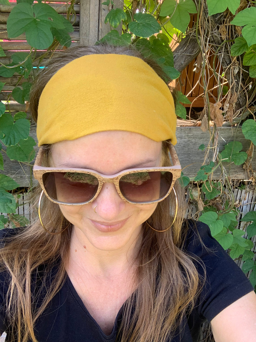 Bandeau Le Classique en flanelle jaune moutarde, texture flanelle douce unie visible, accessoire cheveux artisanal fait main en France, MALOU au Fil des Saisons