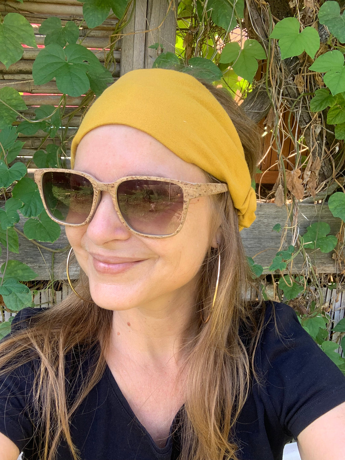 Bandeau Le Classique en flanelle jaune moutarde, texture flanelle douce unie visible, accessoire cheveux artisanal fait main en France, MALOU au Fil des Saisons