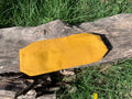 Bandeau Le Classique en flanelle jaune moutarde, texture flanelle douce unie visible, accessoire cheveux artisanal fait main en France, MALOU au Fil des Saisons