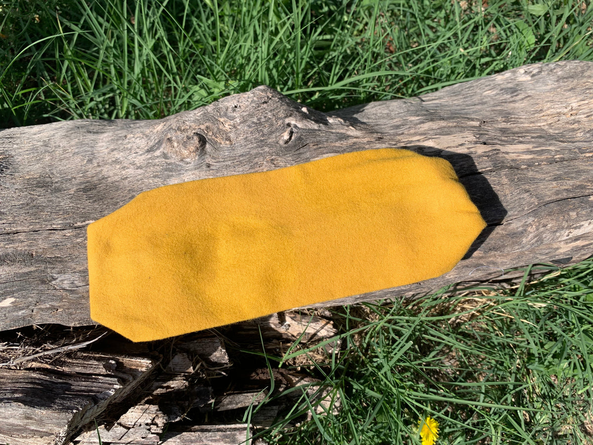 Bandeau Le Classique en flanelle jaune moutarde, texture flanelle douce unie visible, accessoire cheveux artisanal fait main en France, MALOU au Fil des Saisons