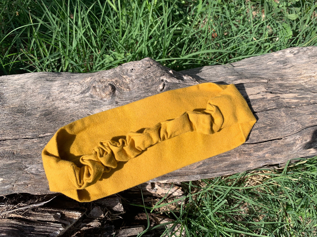 Bandeau Le Classique en flanelle jaune moutarde, texture flanelle douce unie visible, accessoire cheveux artisanal fait main en France, MALOU au Fil des Saisons