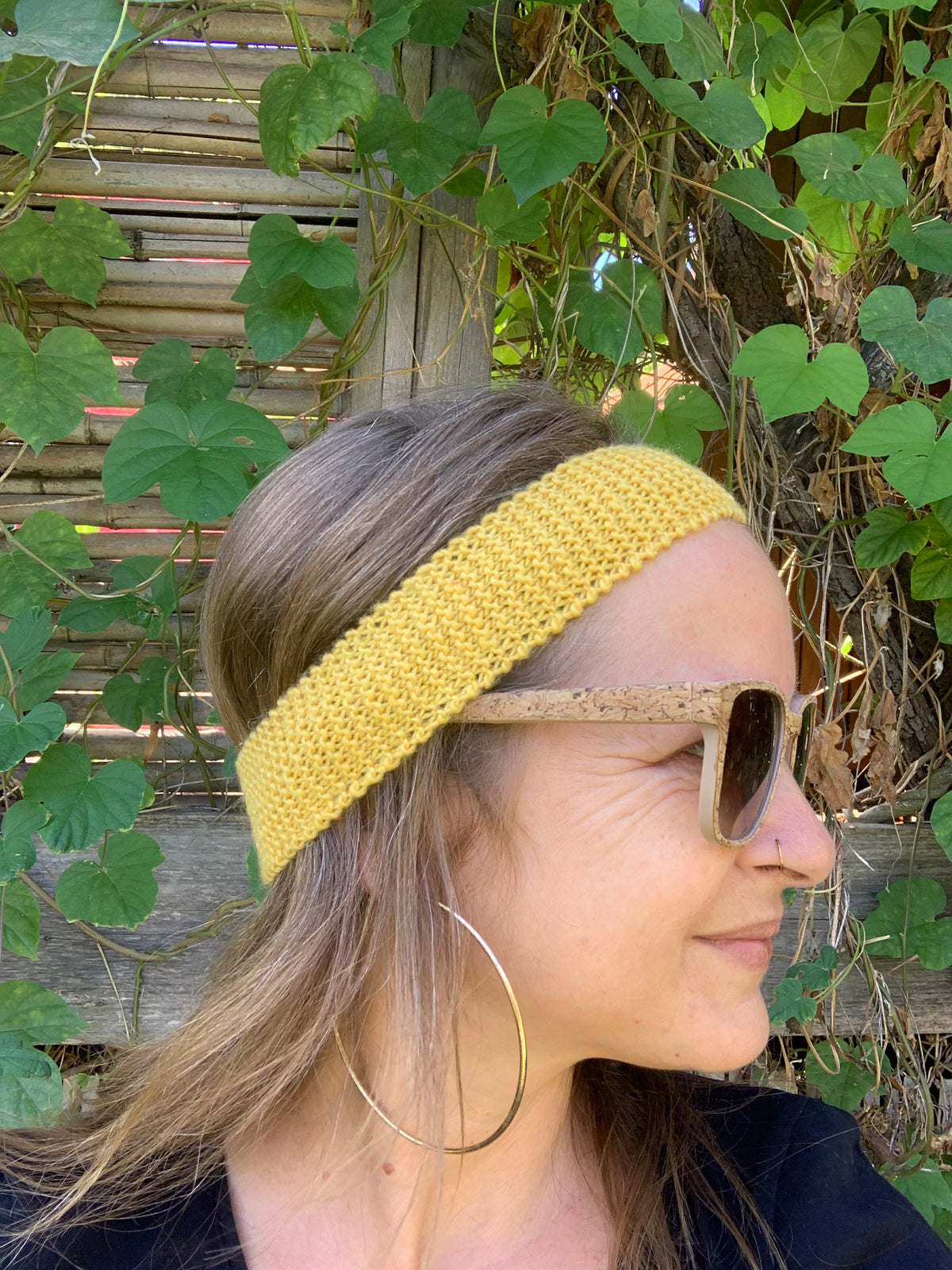 Bandeau tricoté main 70% laine vierge 30% viscose coloris jaune, point mousse bien visible, accessoire cheveux artisanal fait main en France, MALOU au Fil des Saisons