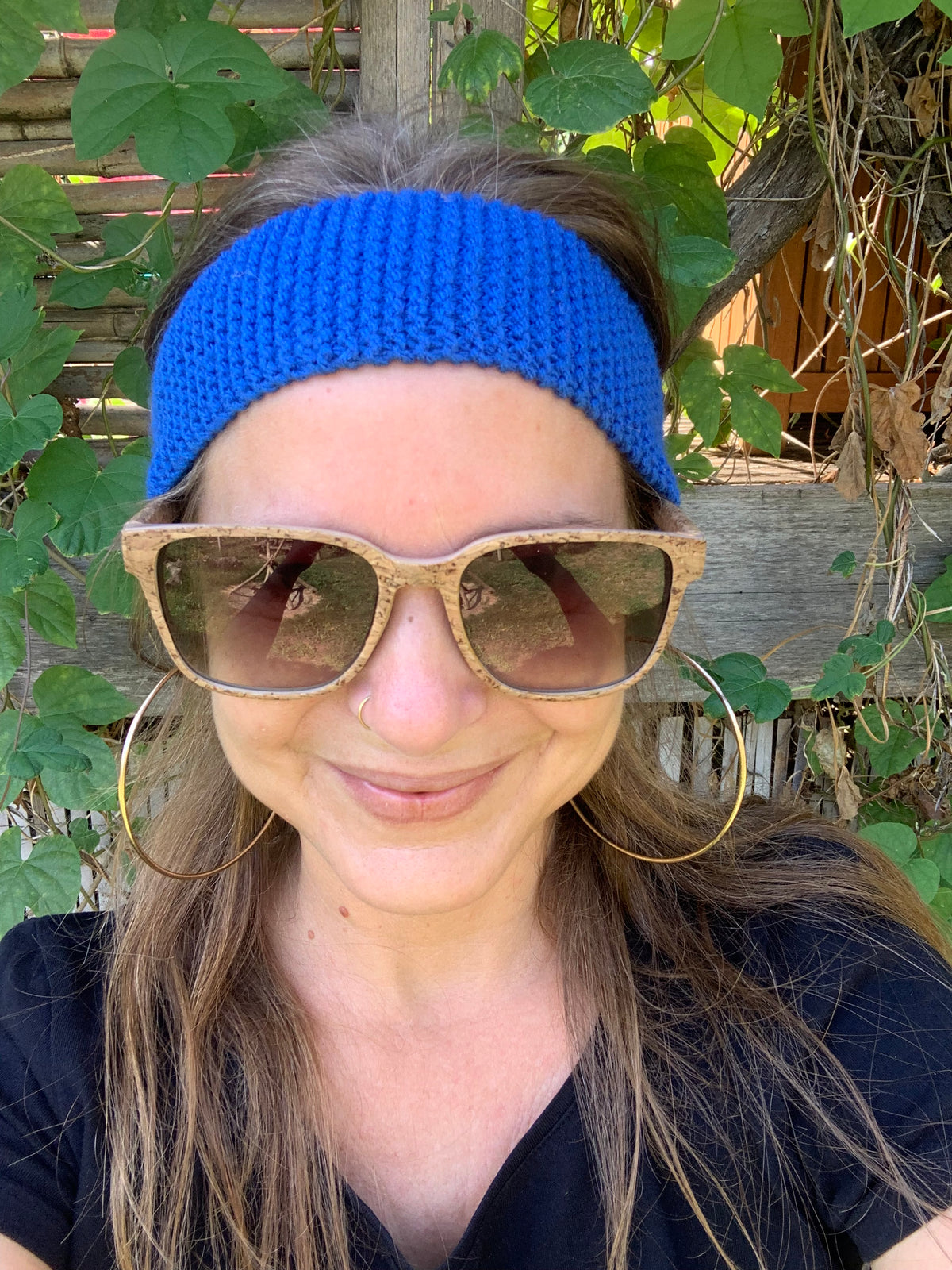 Bandeau tricoté main bleu électrique vif point mousse bien visible, 90% laine 10% chlorofibre, accessoire cheveux artisanal fait main en France, MALOU au Fil des Saisons
