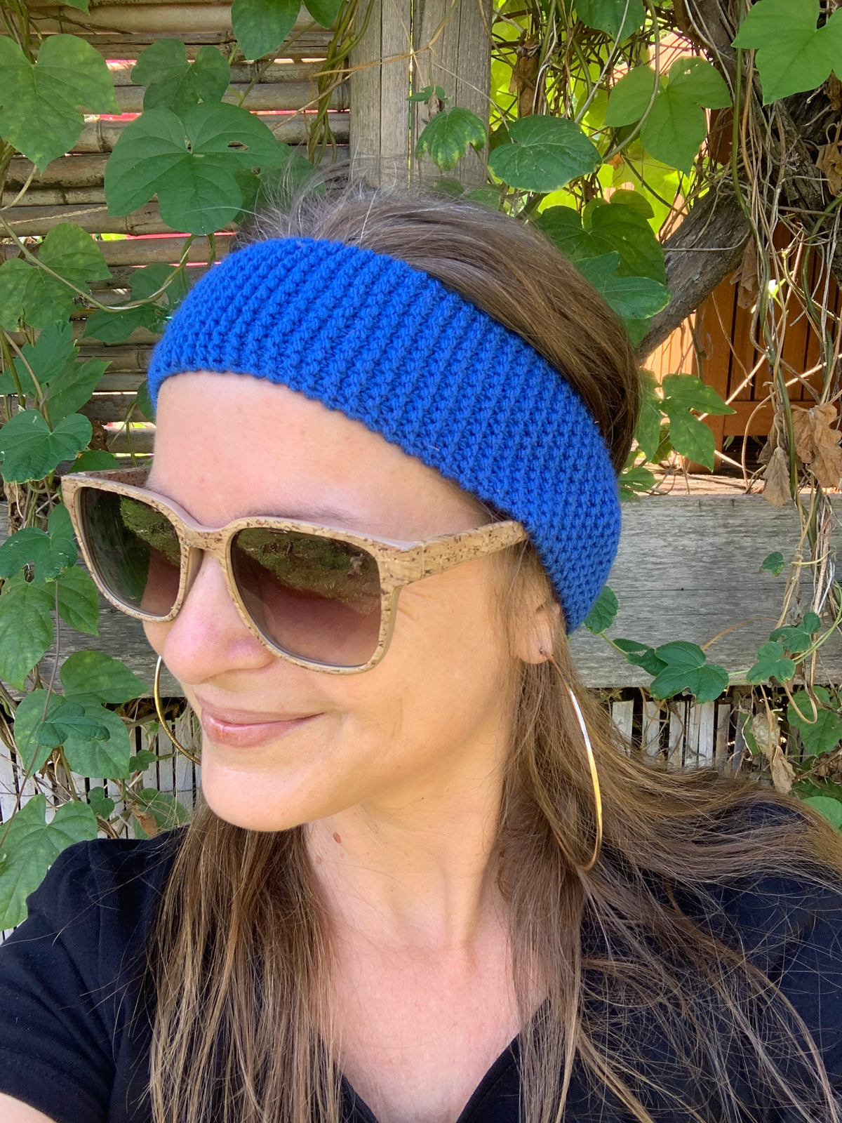 Bandeau tricoté main bleu électrique vif point mousse bien visible, 90% laine 10% chlorofibre, accessoire cheveux artisanal fait main en France, MALOU au Fil des Saisons