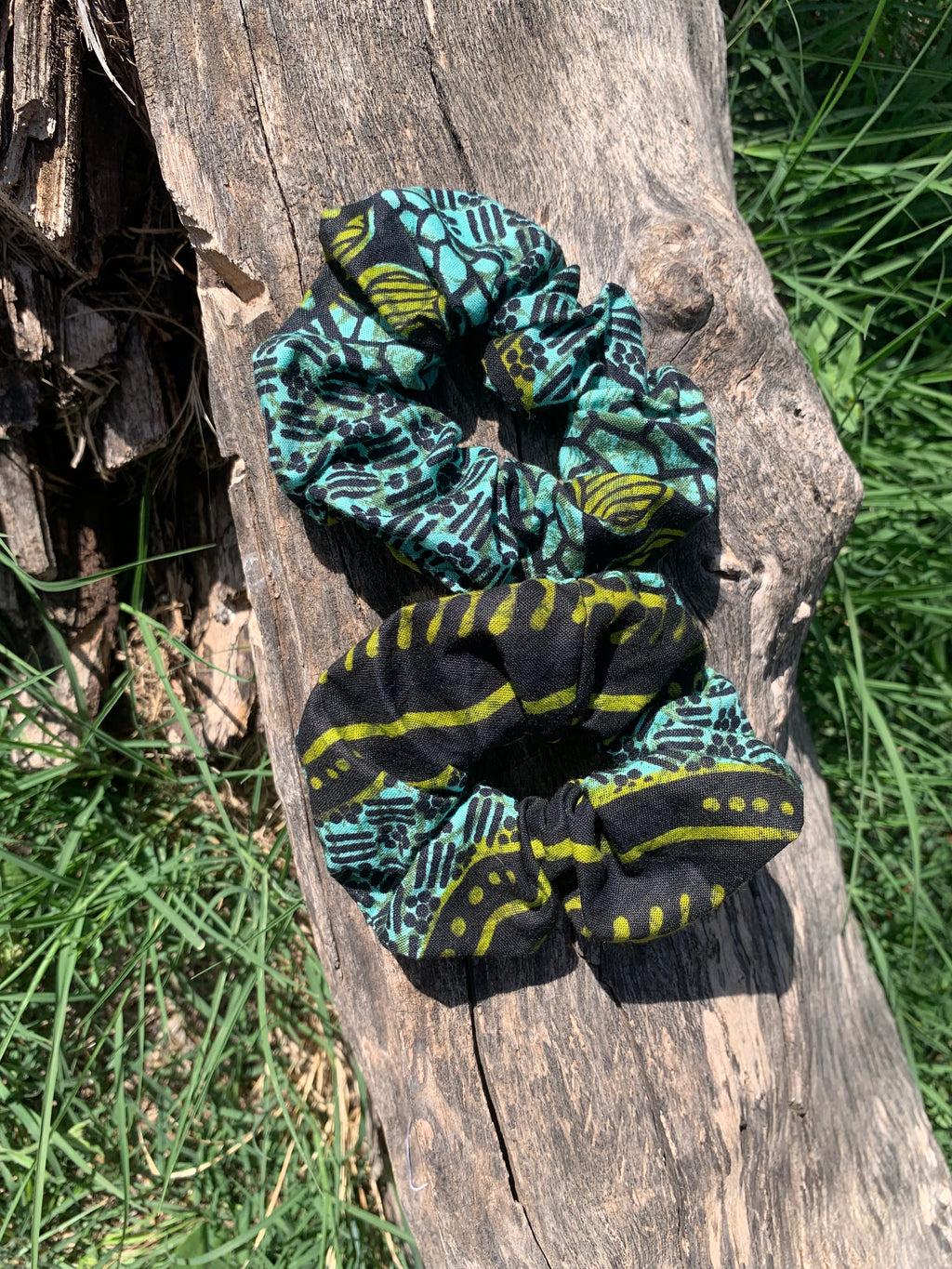 Chouchous semi-wax motif africain fond noir imprimé vert et noir, accessoire coiffure artisanal fait main en France, MALOU au Fil des Saisons