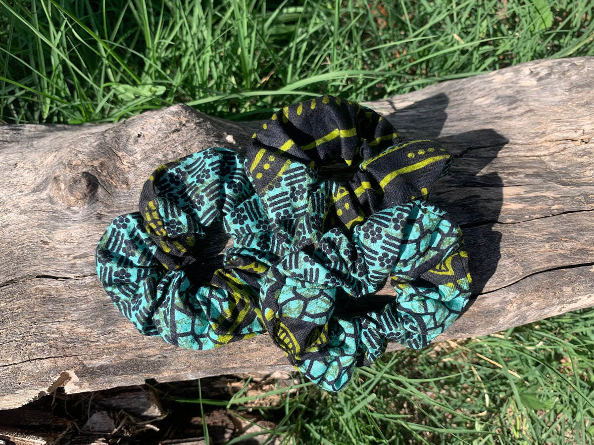 Chouchous semi-wax motif africain fond noir imprimé vert et noir, accessoire coiffure artisanal fait main en France, MALOU au Fil des Saisons
