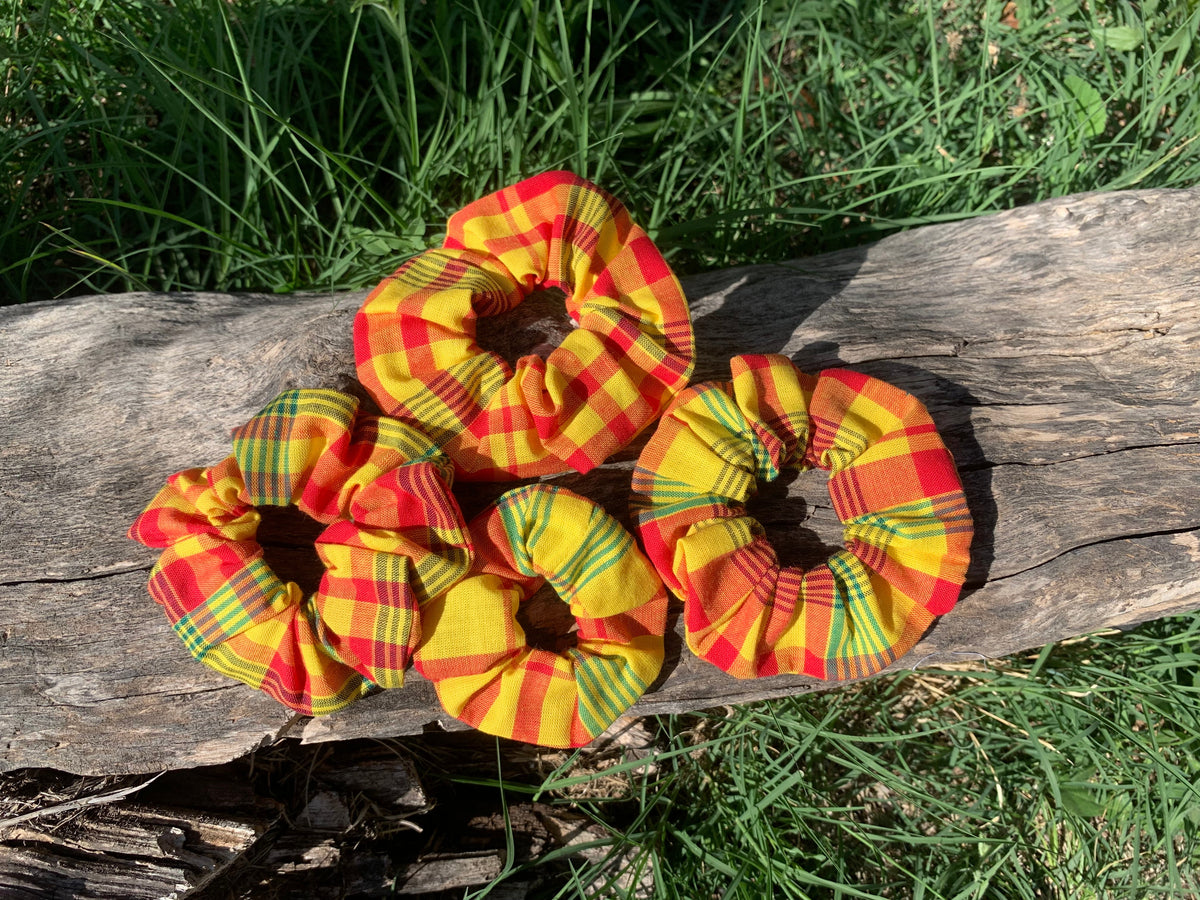 Chouchous en madras 100% coton aux couleurs ensoleillées jaune orangé et rouge, accessoires cheveux artisanaux faits main, série limitée MALOU au Fil des Saisons