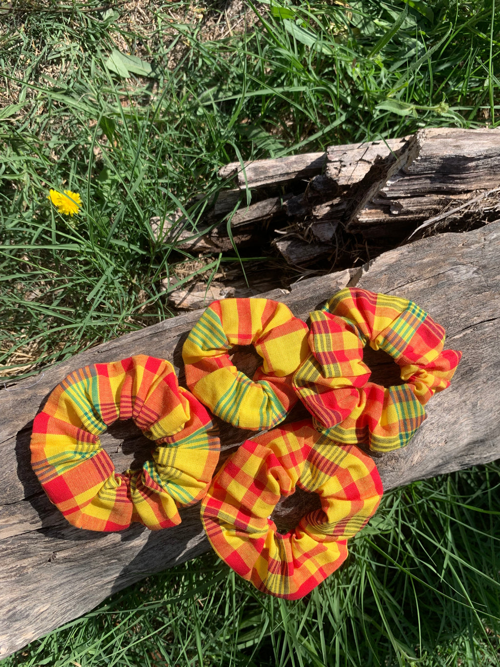 Chouchous en madras 100% coton aux couleurs ensoleillées jaune orangé et rouge, accessoires cheveux artisanaux faits main, série limitée MALOU au Fil des Saisons