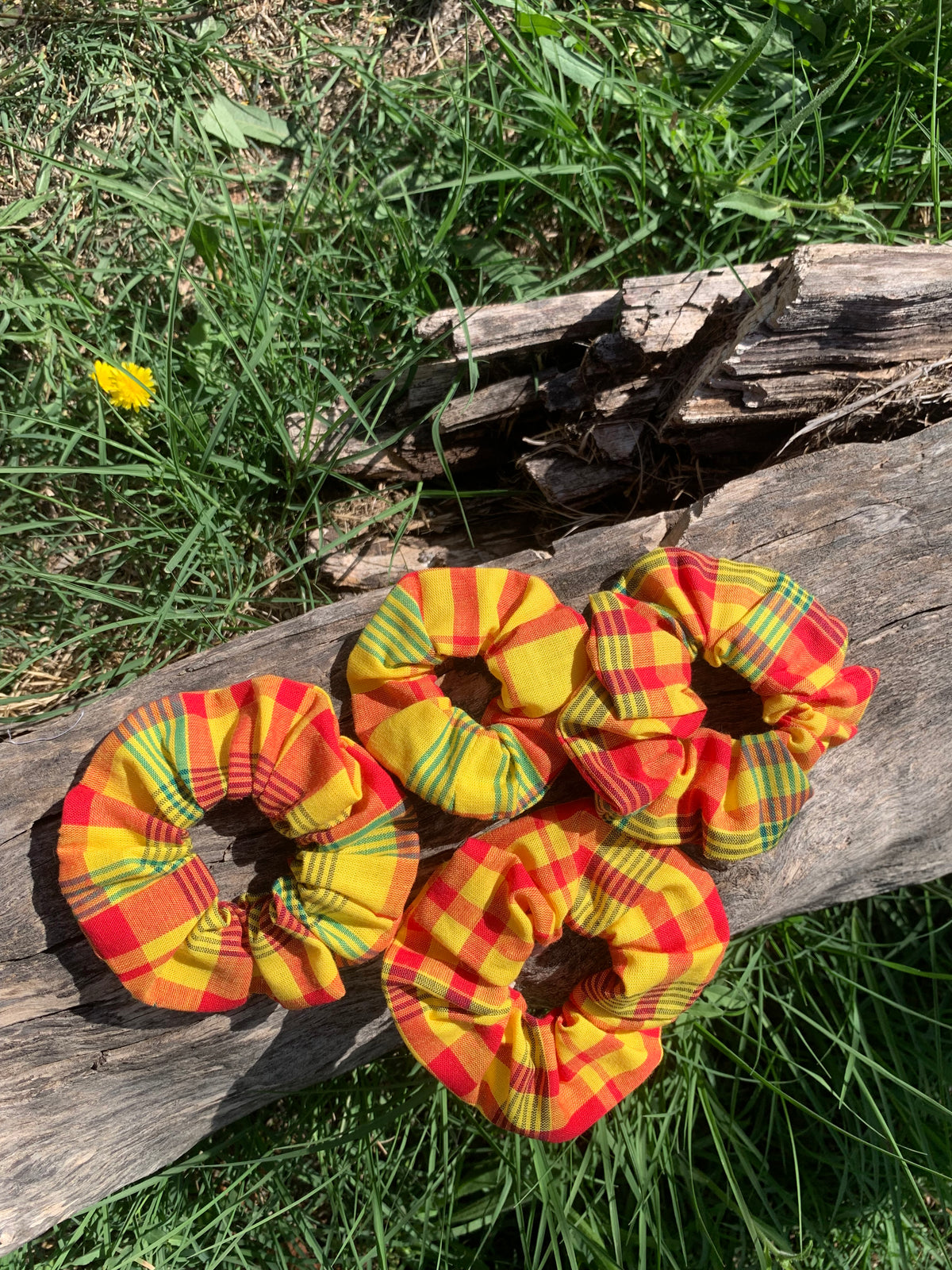 Chouchous en madras 100% coton aux couleurs ensoleillées jaune orangé et rouge, accessoires cheveux artisanaux faits main, série limitée MALOU au Fil des Saisons