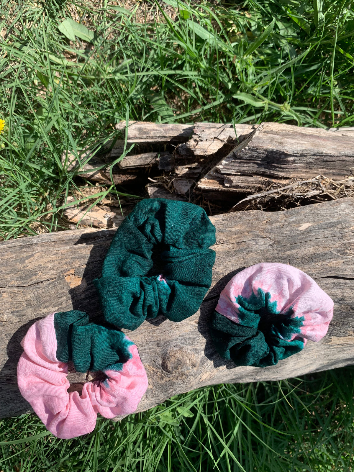 Chouchou en tissu wax coloré, fabriqué artisanalement en France, Malou au Fil des Saisons