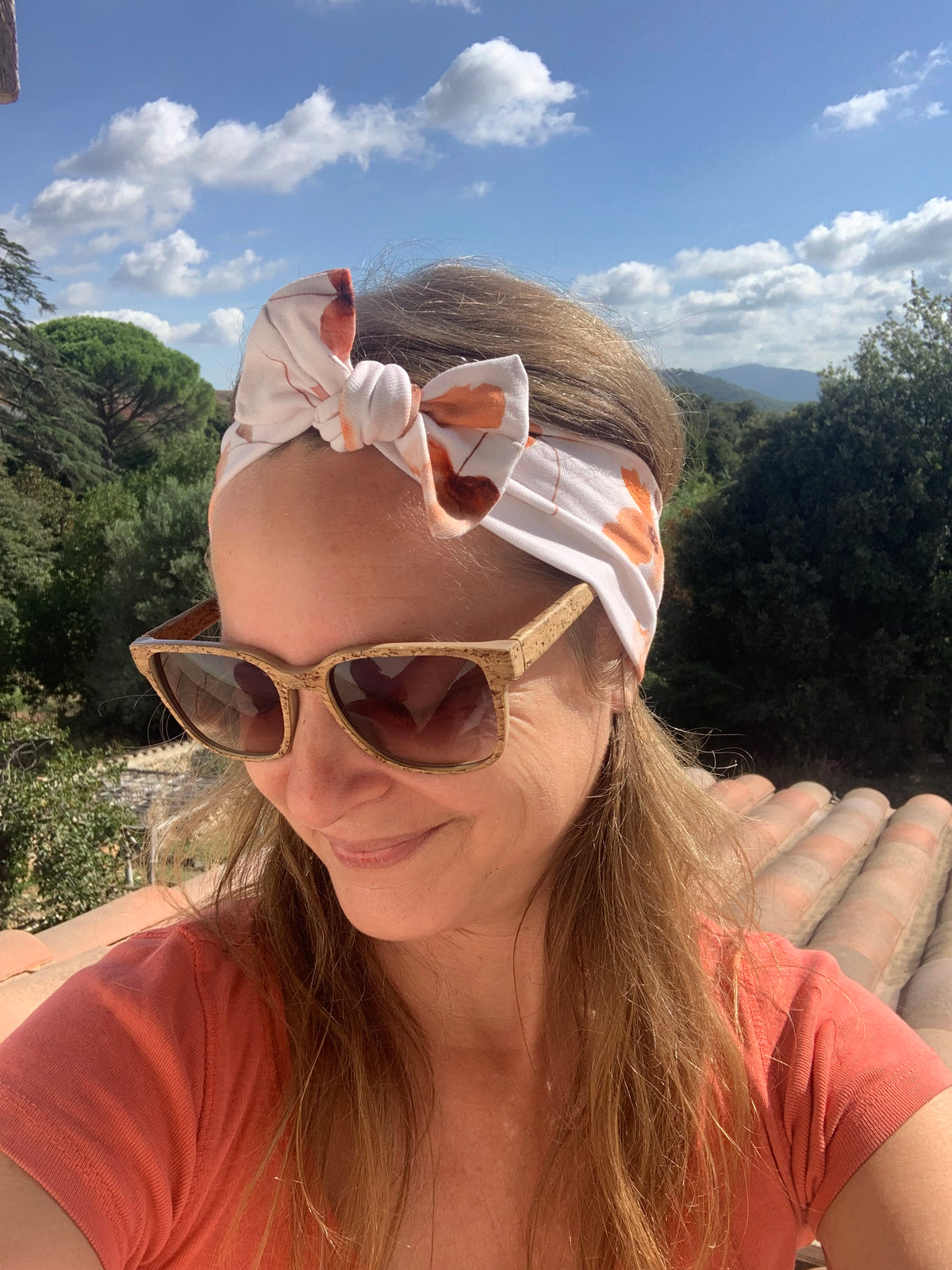  Bandeau cheveux Le Rétro Imprimé Floral Corail - 95% Coton Bio GOTS 5% Élasthanne - posé sur bois - MALOU au Fil des Saisons