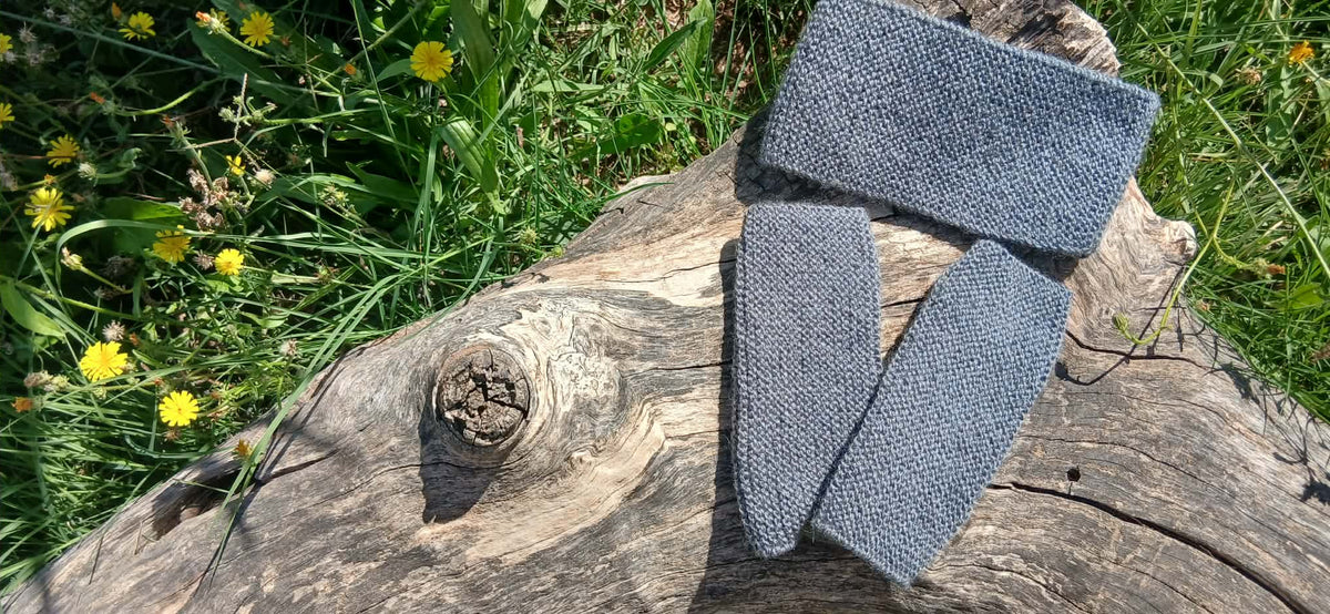 Kit bandeau et mitaines sans doigts tricotés main gris ardoise chiné point mousse bien visible, 80% acrylique 20% laine, pièce unique artisanale fait main en France, MALOU au Fil des Saisons
