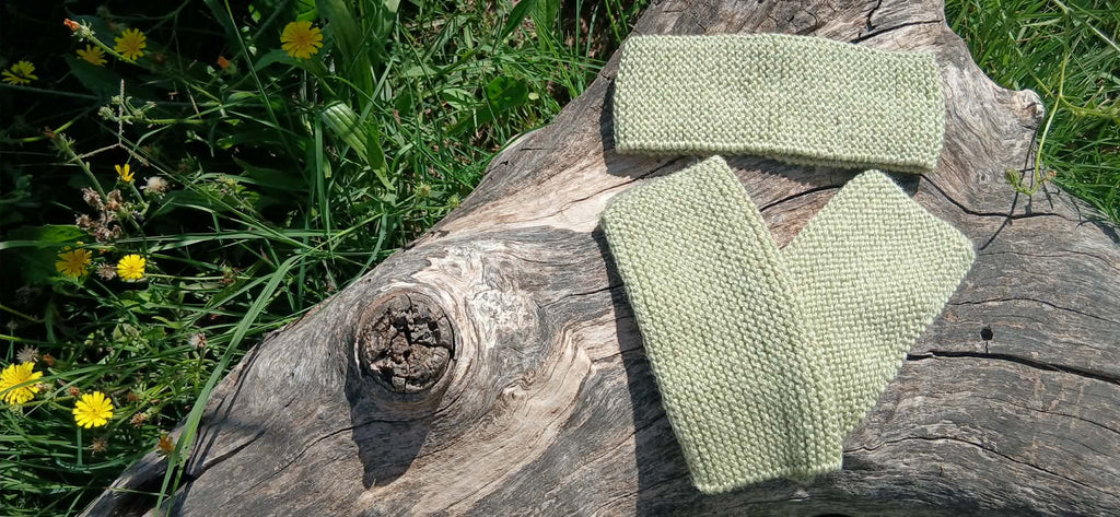 Kit bandeau et mitaines sans doigts tricotés main vert amande point mousse bien visible, 40% acrylique 35% chlorofibre 25% laine peignée, pièce unique artisanale fait main en France, MALOU au Fil des Saisons