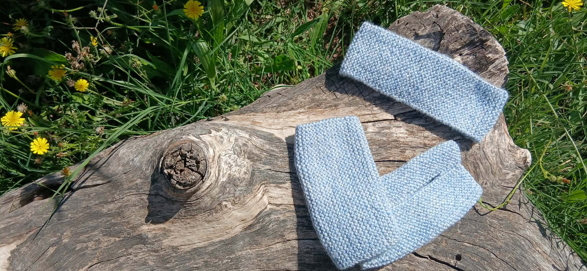 Kit bandeau et mitaines sans doigts tricotés main bleu glacier point mousse, 80% acrylique 20% laine peignée, pièce unique artisanale fait main en France, MALOU au Fil des Saisons